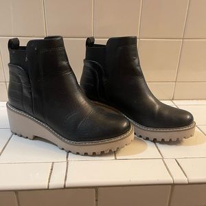 Trendy black bootie size 6